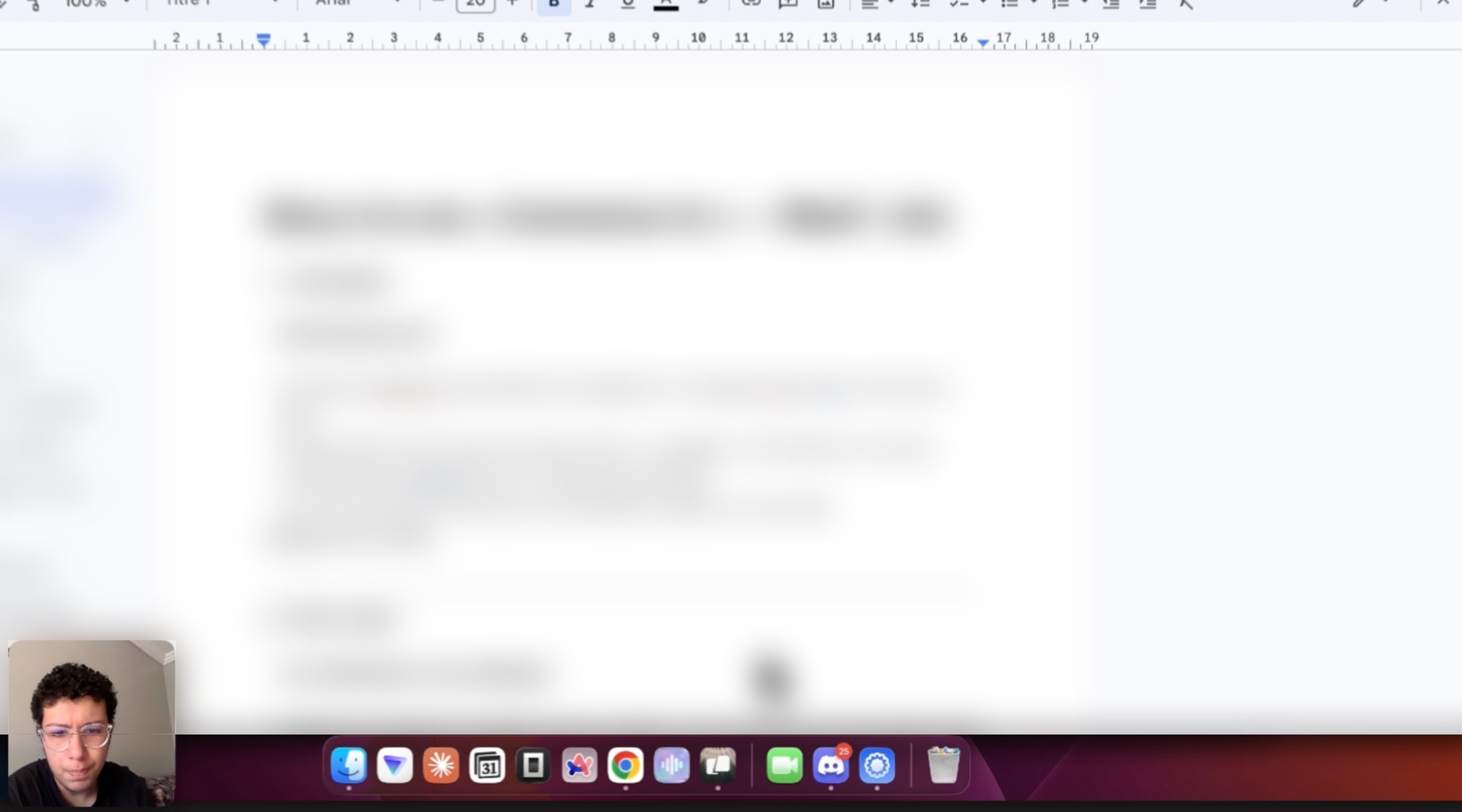 Rayan en train d'écrire un document pour un client, le texte du document est flouté